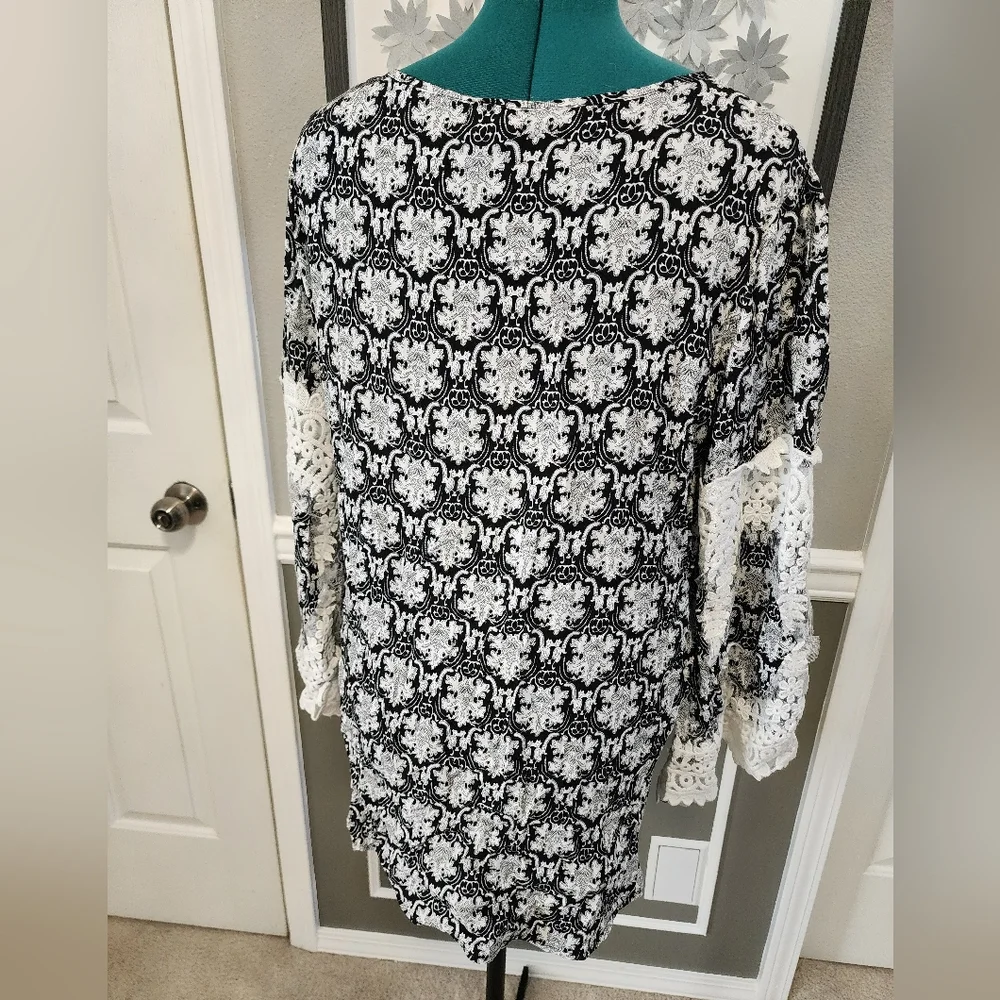 Gorgeous Tunic Length Blouse - Picture 7 of 9